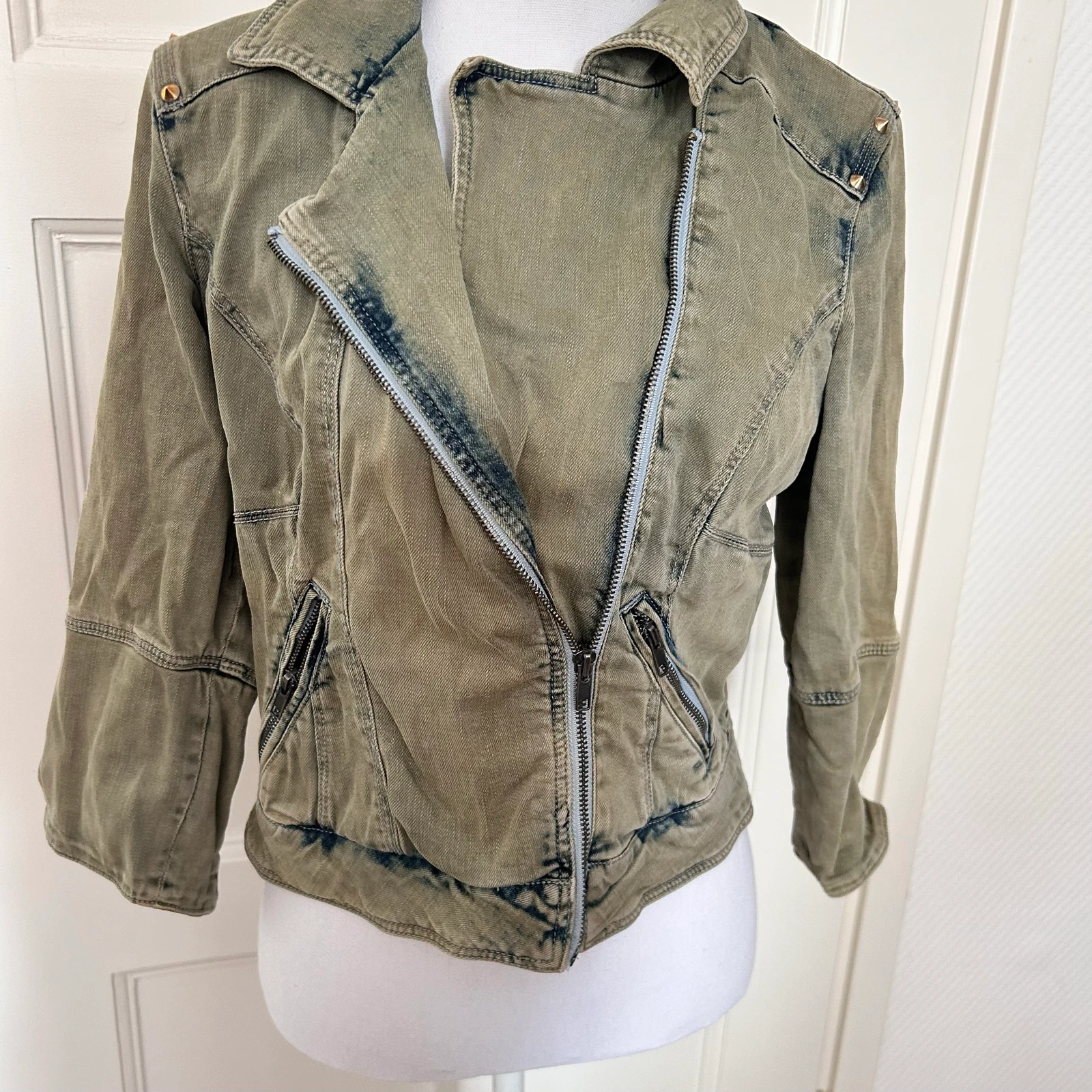 Bershka Stoer Biker Chaqueta de Mezclilla Verde Oliva con Tachuelas – Talla S – photo 3